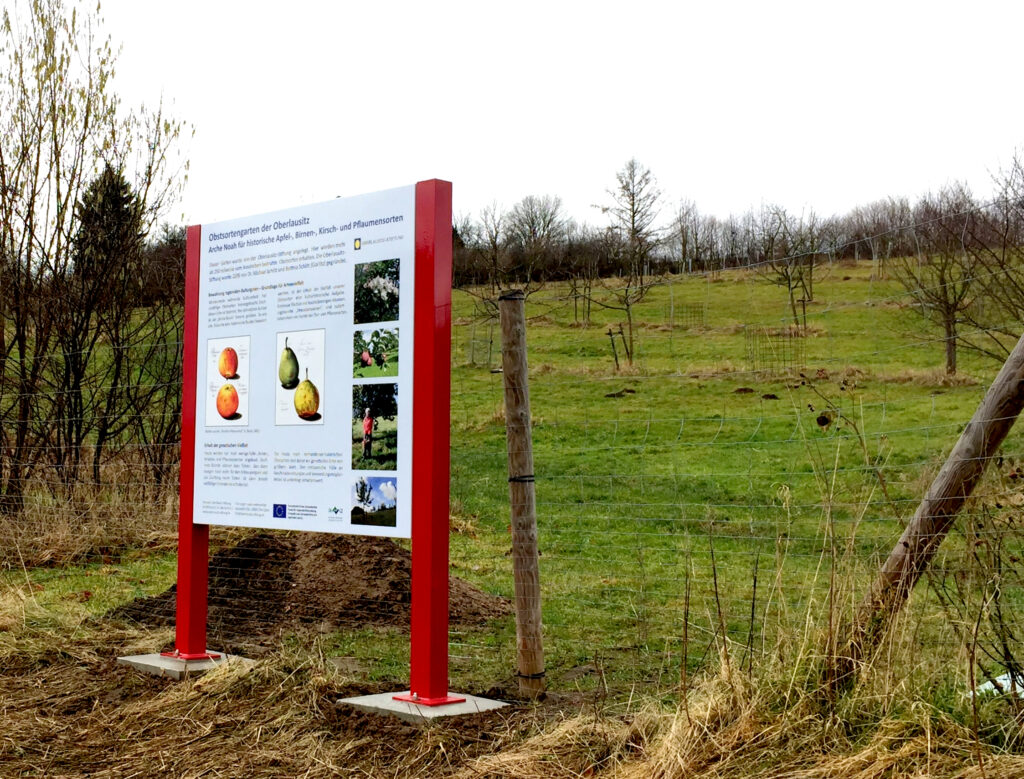 Schautafel am Eingang des Obstsortengartens der Oberlausitz in Ostritz OT Leuba
