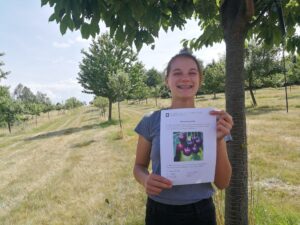 Obstbaumpatin mit ihrer Urkunde