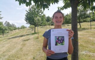 Obstbaumpatin mit ihrer Urkunde